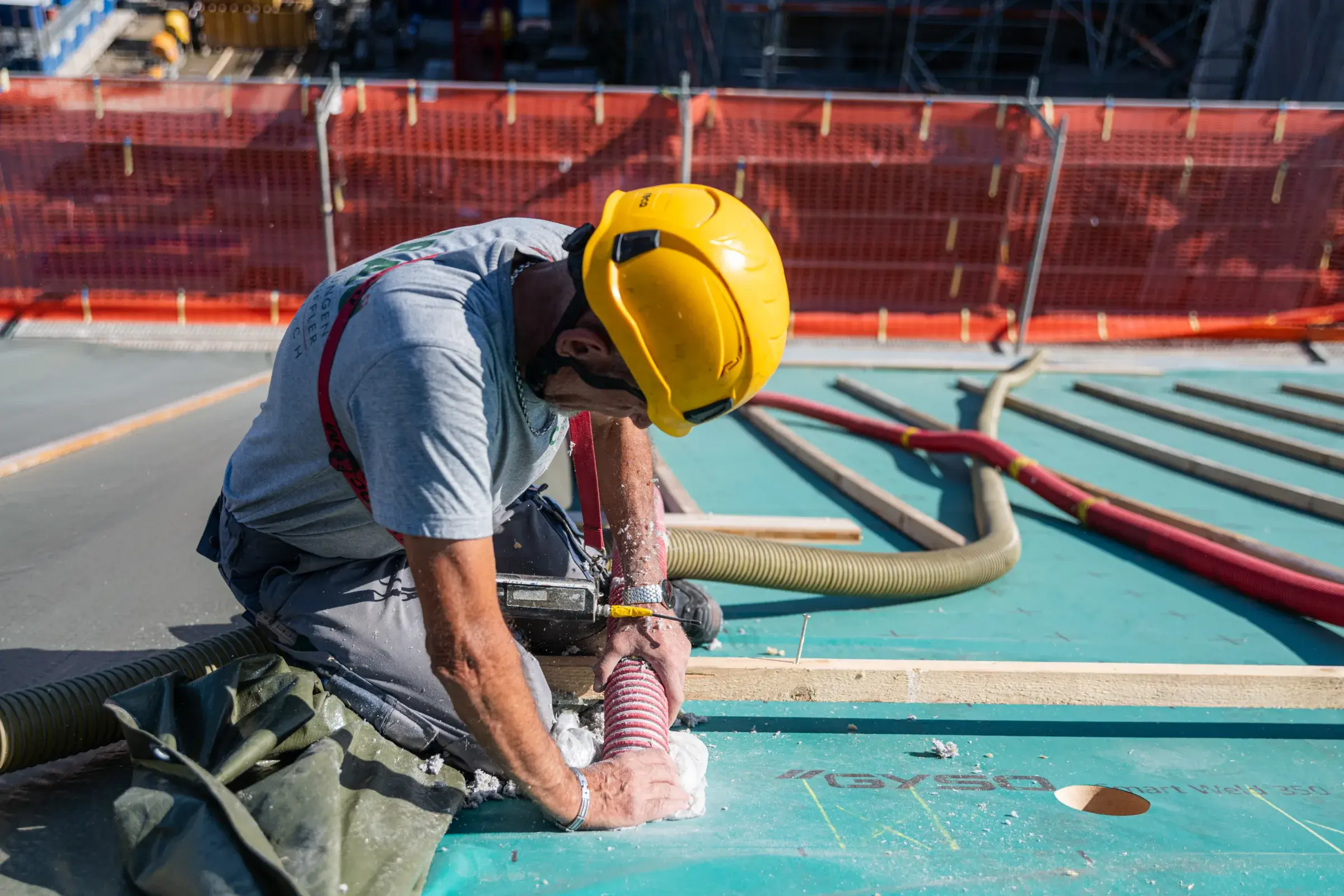 Un professionnel insuffle de la cellulose isofloc dans une toiture inclinée sur le chantier