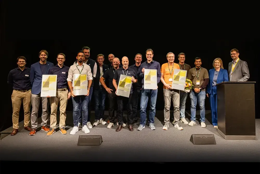 Preisträgerinnen und Preisträger des Holz Innovationspreises auf der Bühne