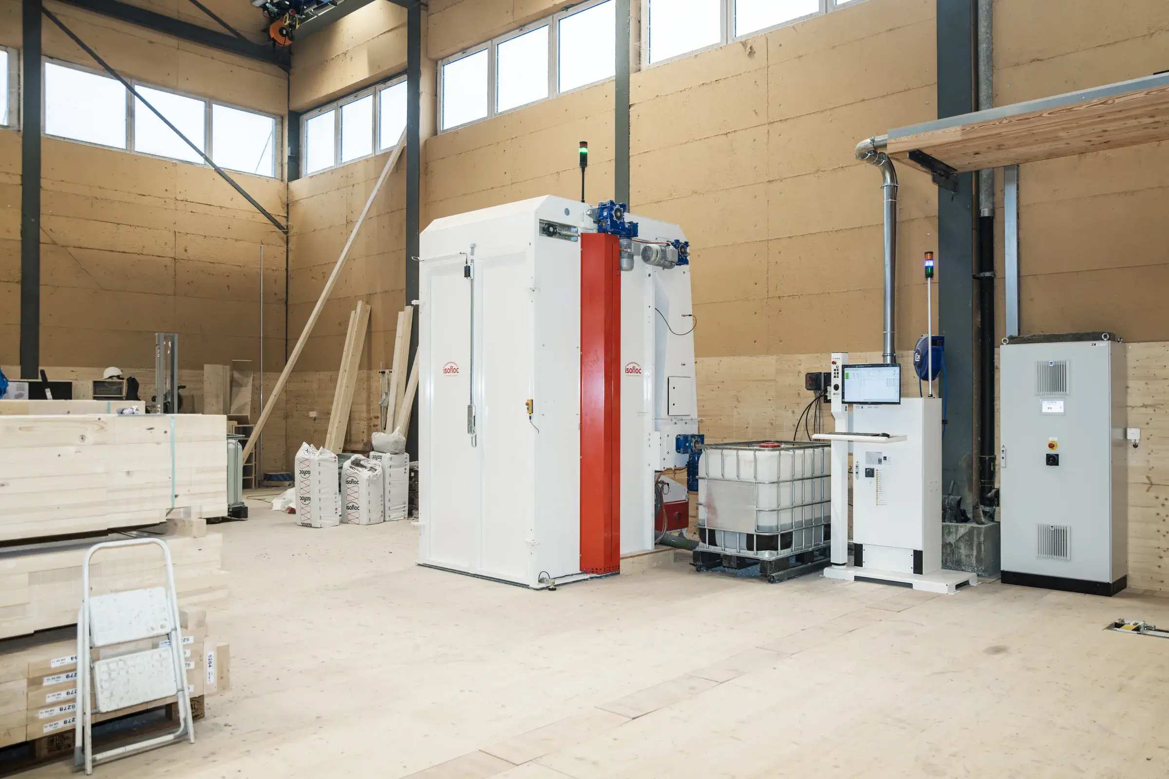 Produktionshalle BWT Holzbau mit Hallenkran und Elementfertigung