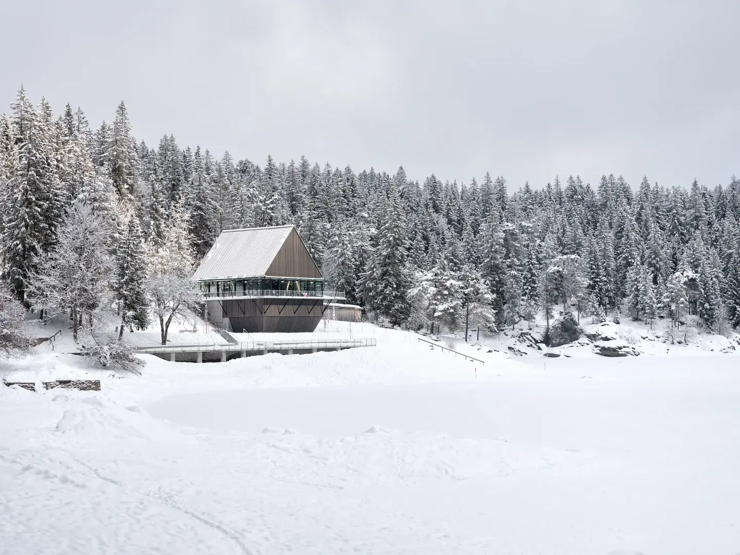 Restaurant Caumasee in Flims – Holzbau am Waldrand mit Seeblick