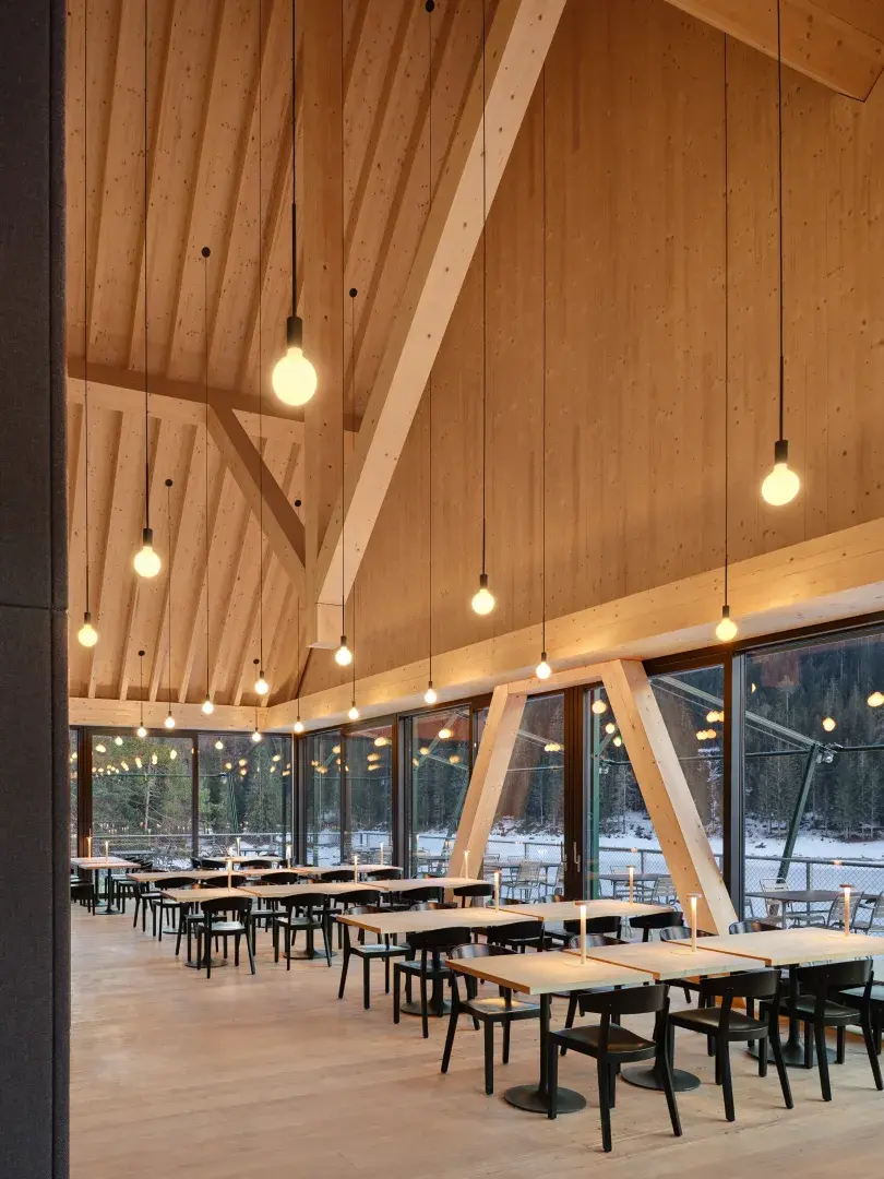 Restaurant Caumasee – Innenraum mit sichtbarem Holztragwerk, A-Stütze und Dachstuhl