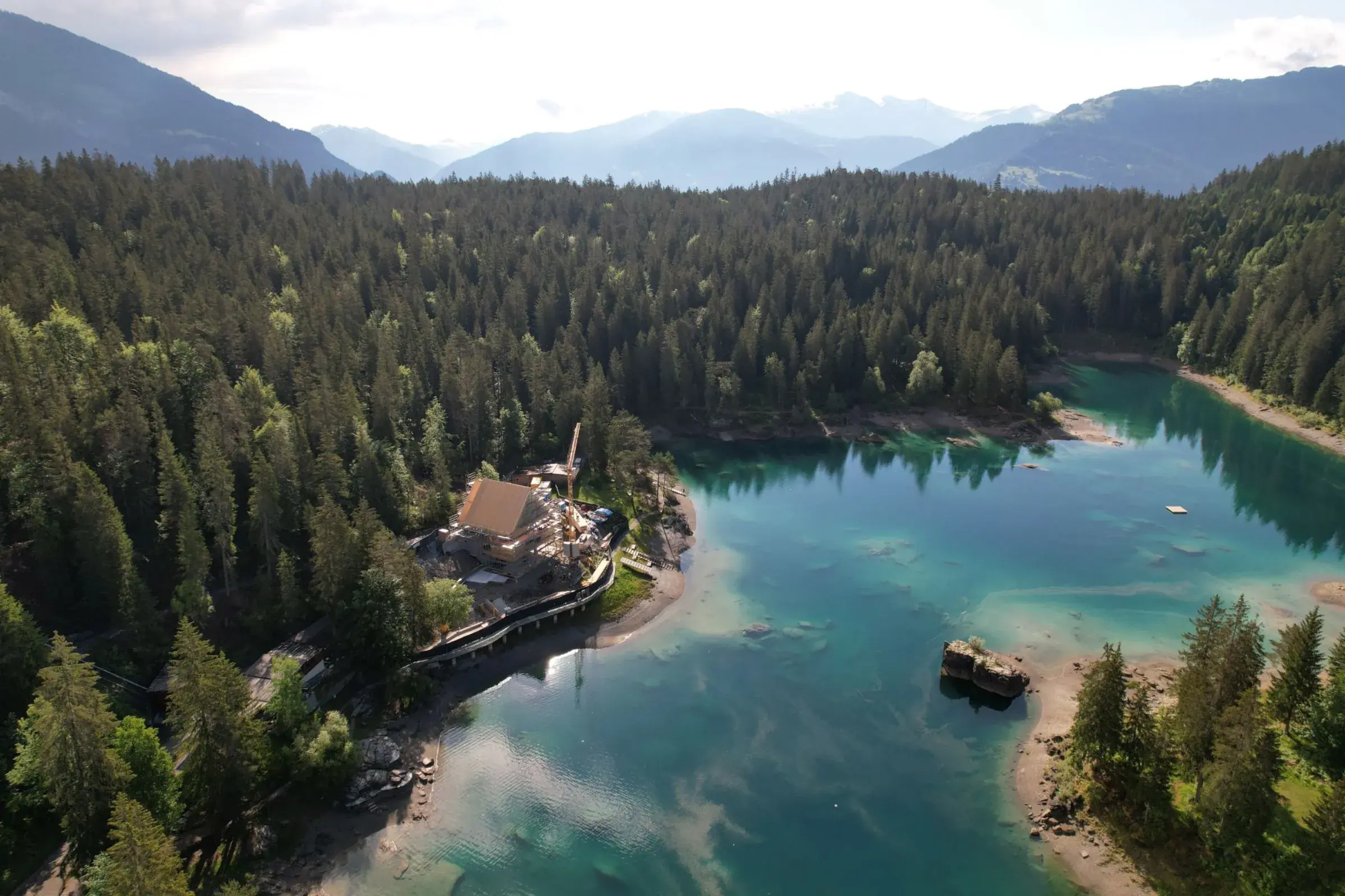 Holzbau am Caumasee mit Bergpanorama