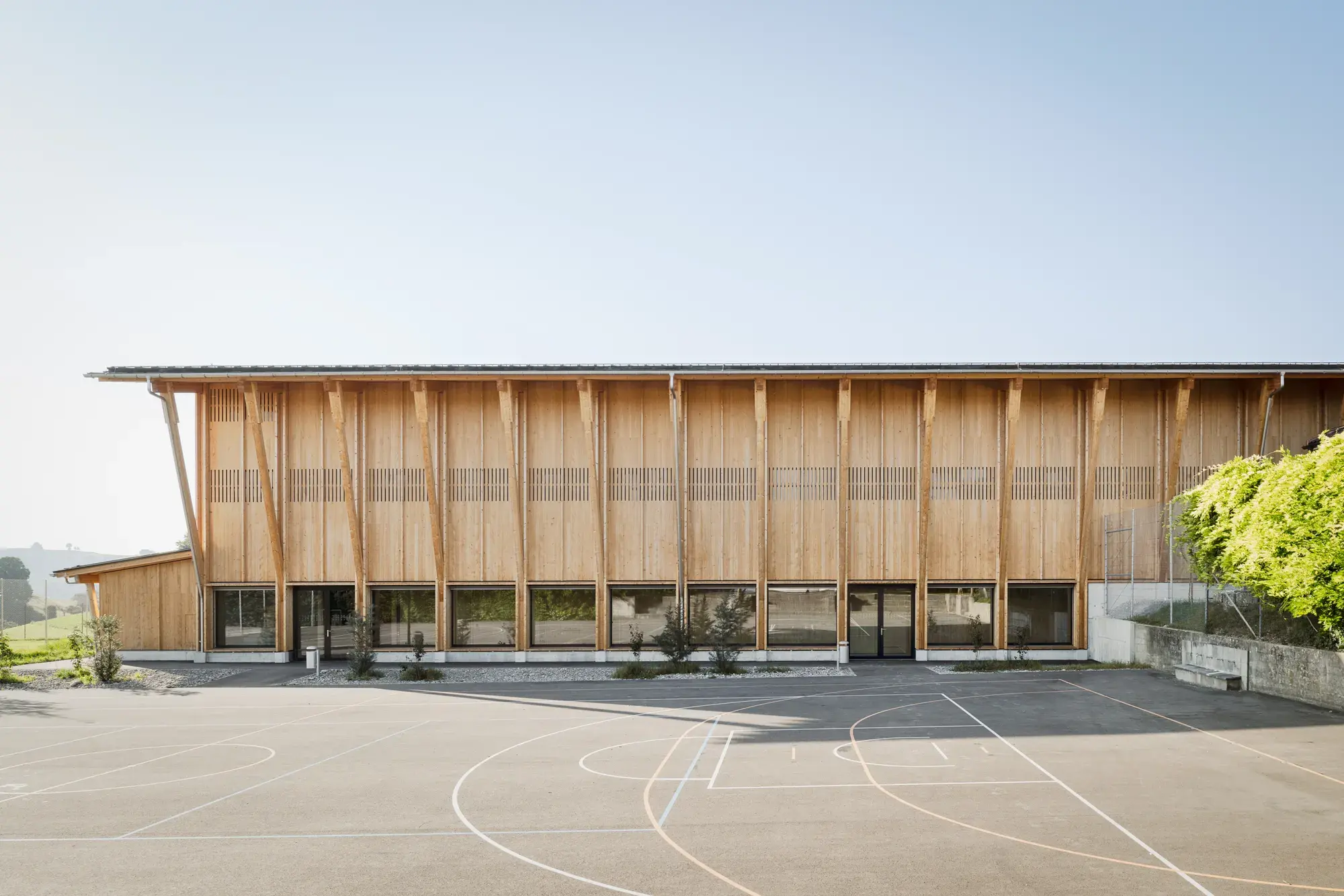 Doppelturnhalle Feltschen in Biglen mit Holzfassade