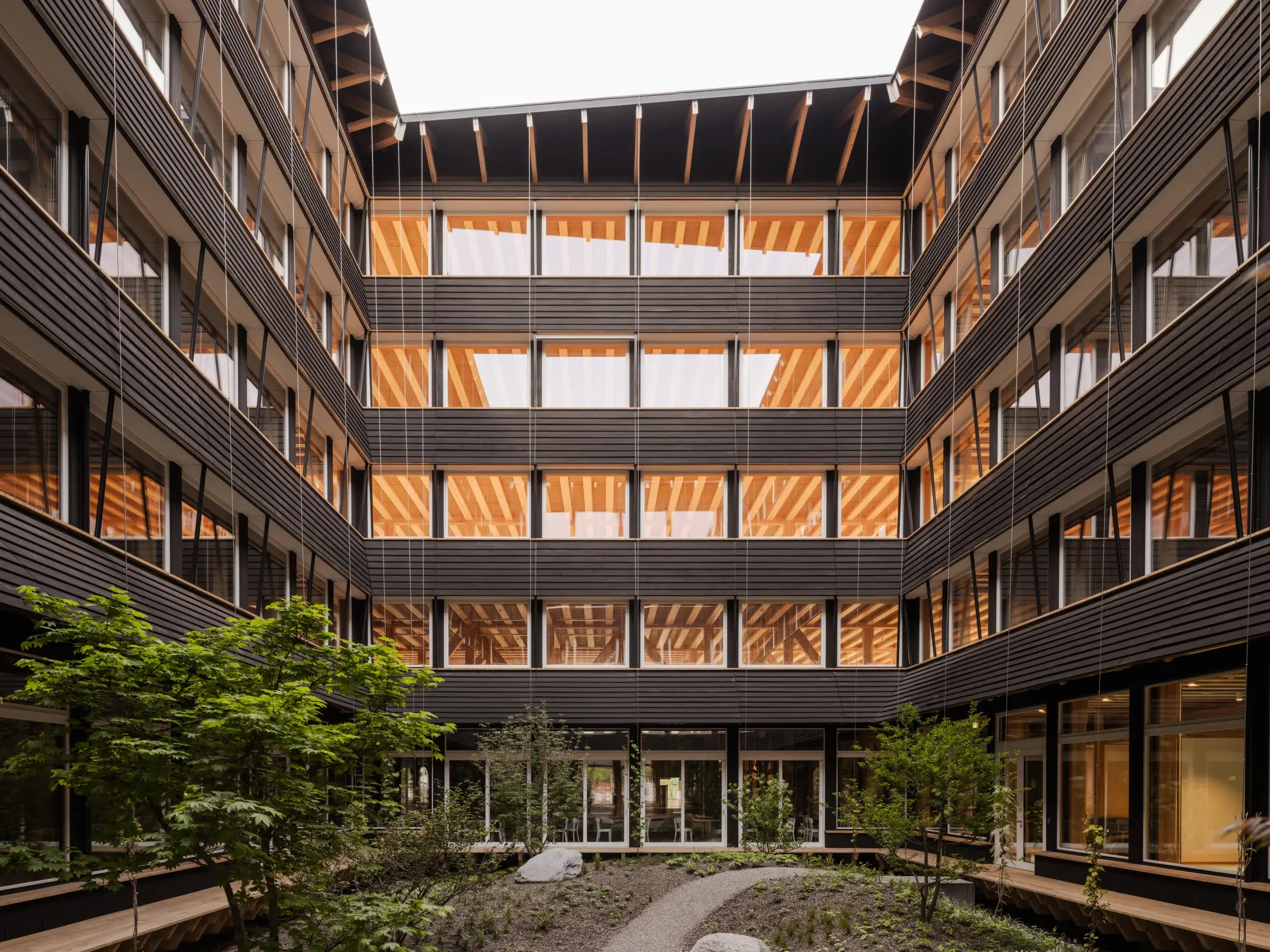 Bürogebäude HORTUS in Allschwil mit Holz-Lehm-Konstruktion und PV-Fassade