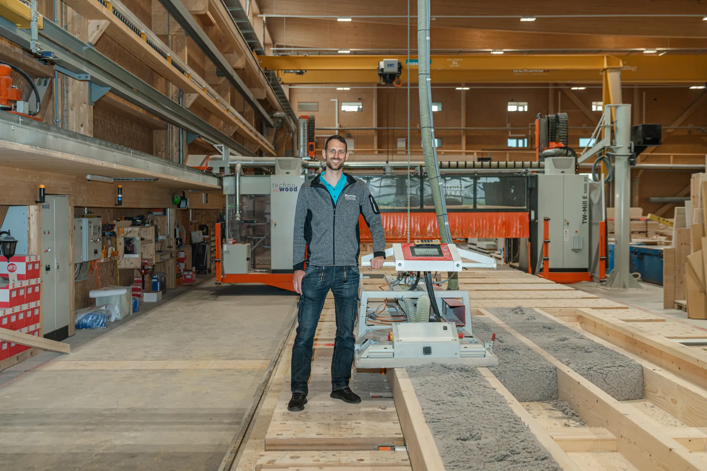 Produktionshalle der Krattiger Holzbau AG in Amriswil mit isofloc Einblasplatten
