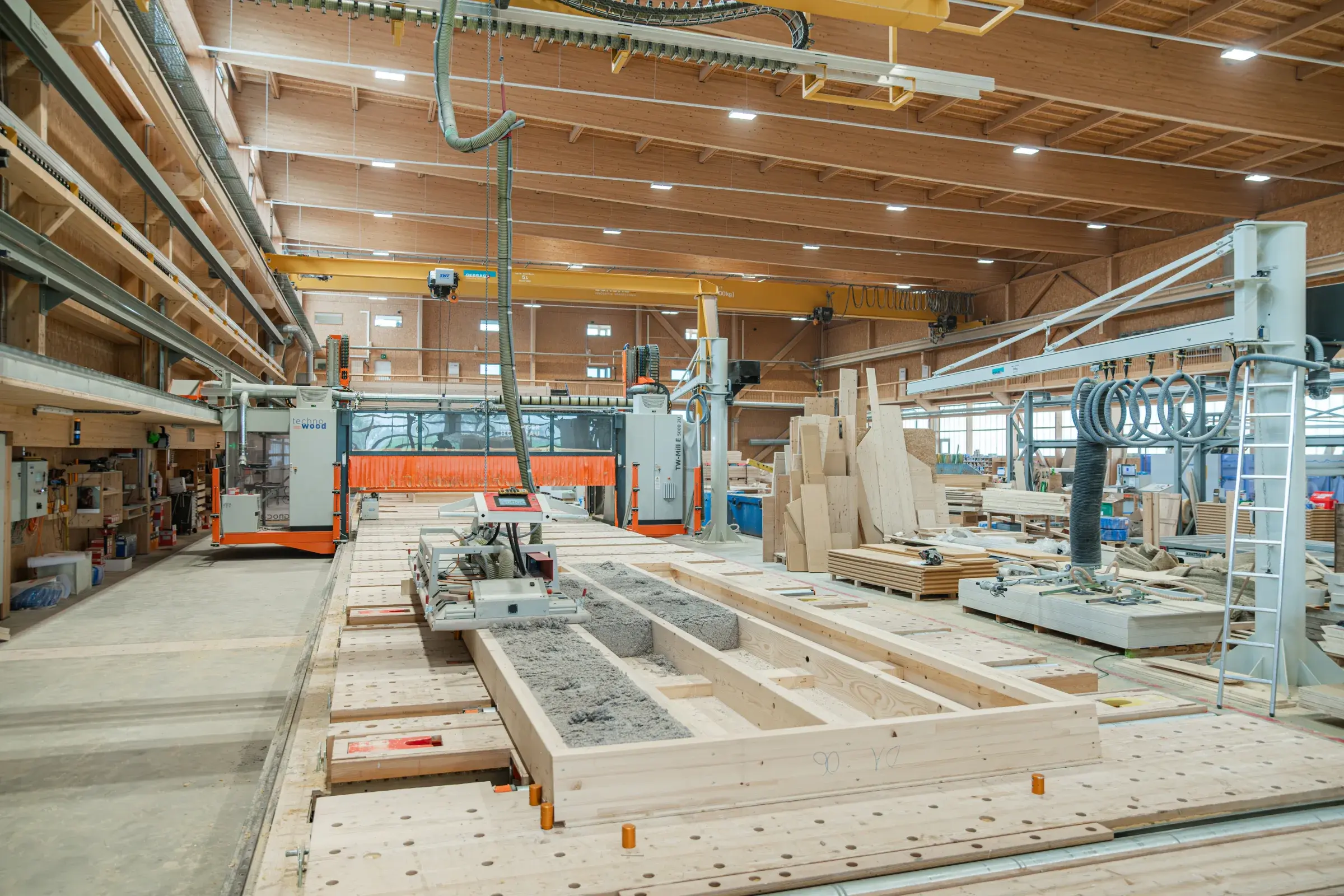 Elementfertigung mit isofloc Einblasplatte bei Krattiger Holzbau