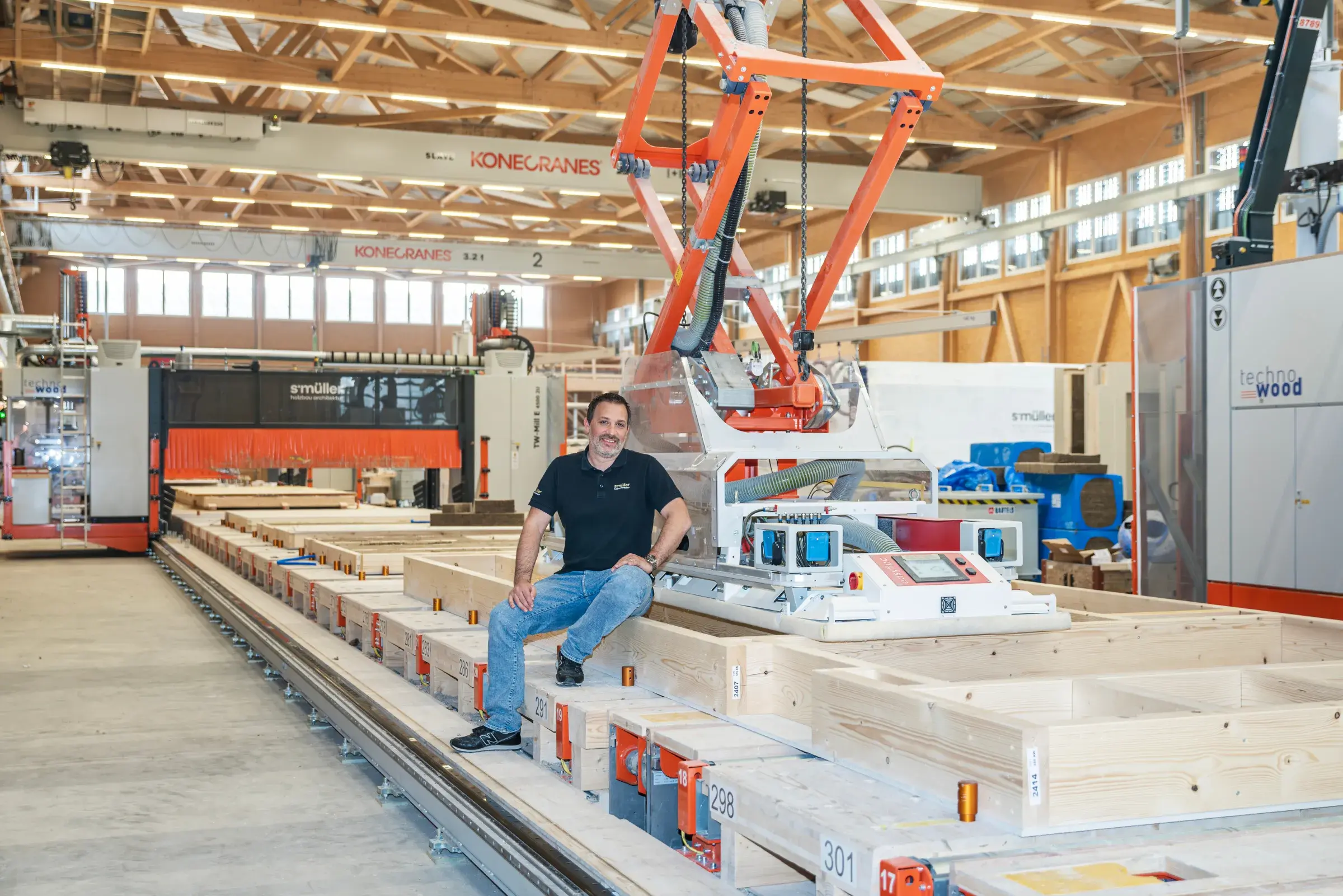 Industrielle Elementfertigung der S. Müller Holzbau AG in Wil mit Technowood-Portal und isofloc-Einblasplatte