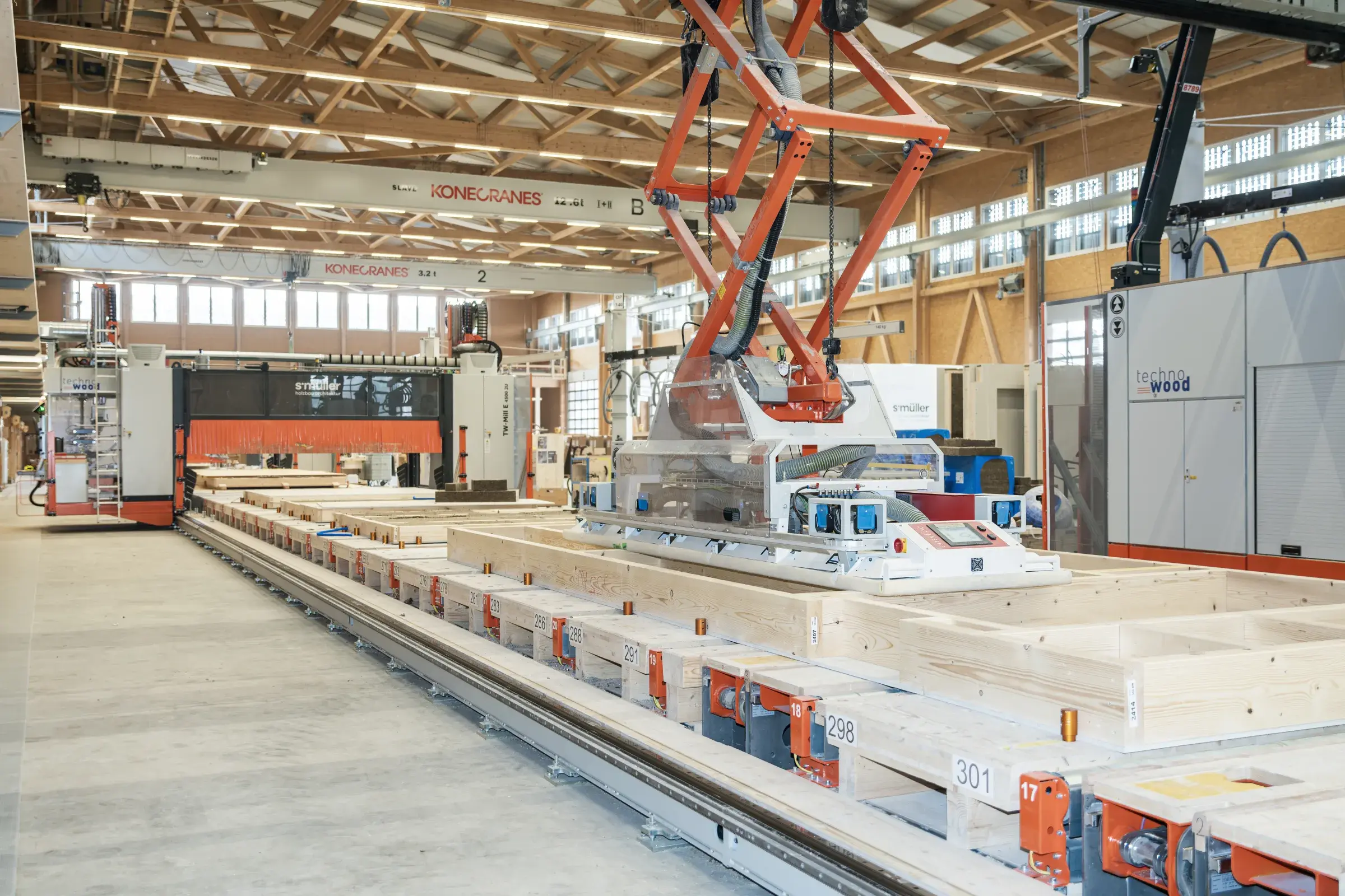 Automatisierte Ballenlogistik und Materialaufbereitung bei S. Müller Holzbau