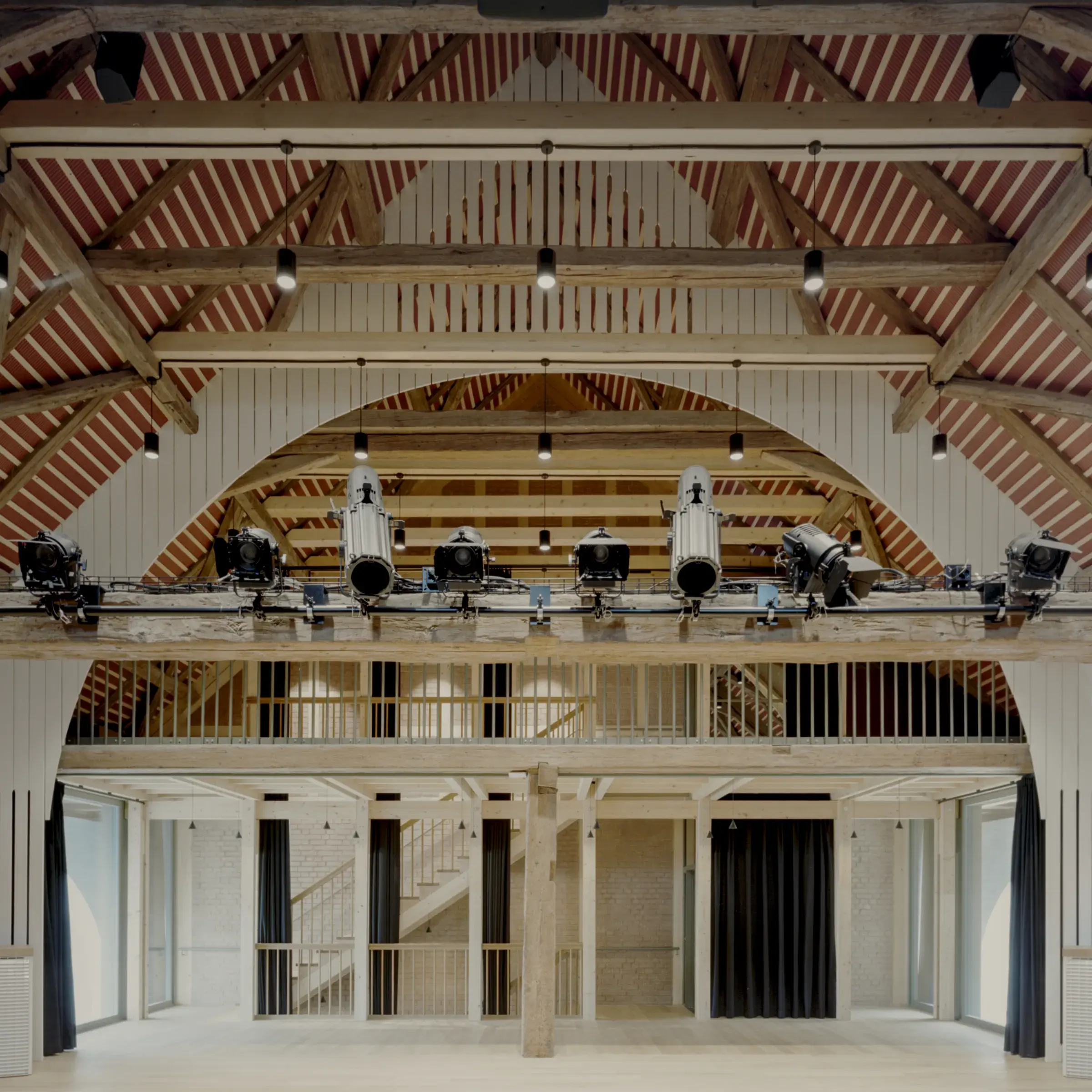Holztreppe und Galerie im Veranstaltungsraum