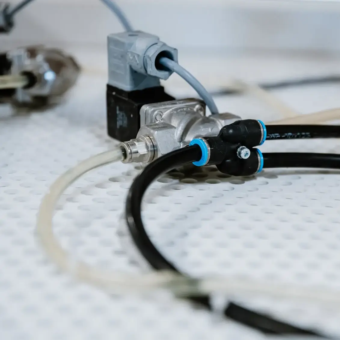 Ventilsteuerung der easyfloc protect-Anlage mit Druckschläuchen