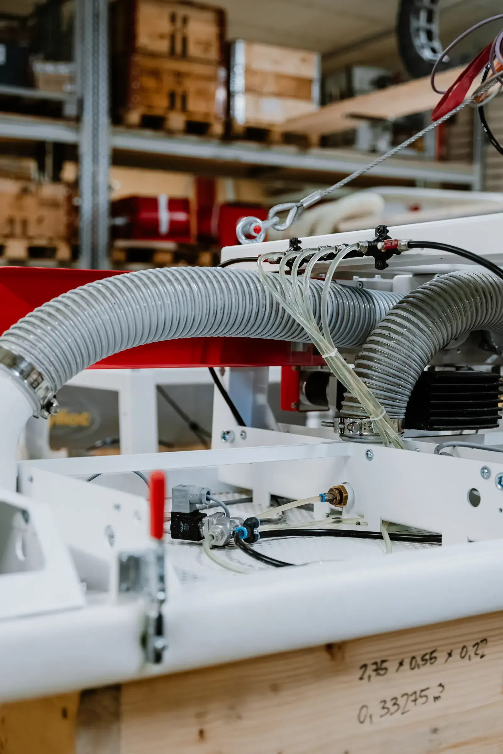 isofloc Techniker bei der Maschineneinstellung und Optimierung vor Ort