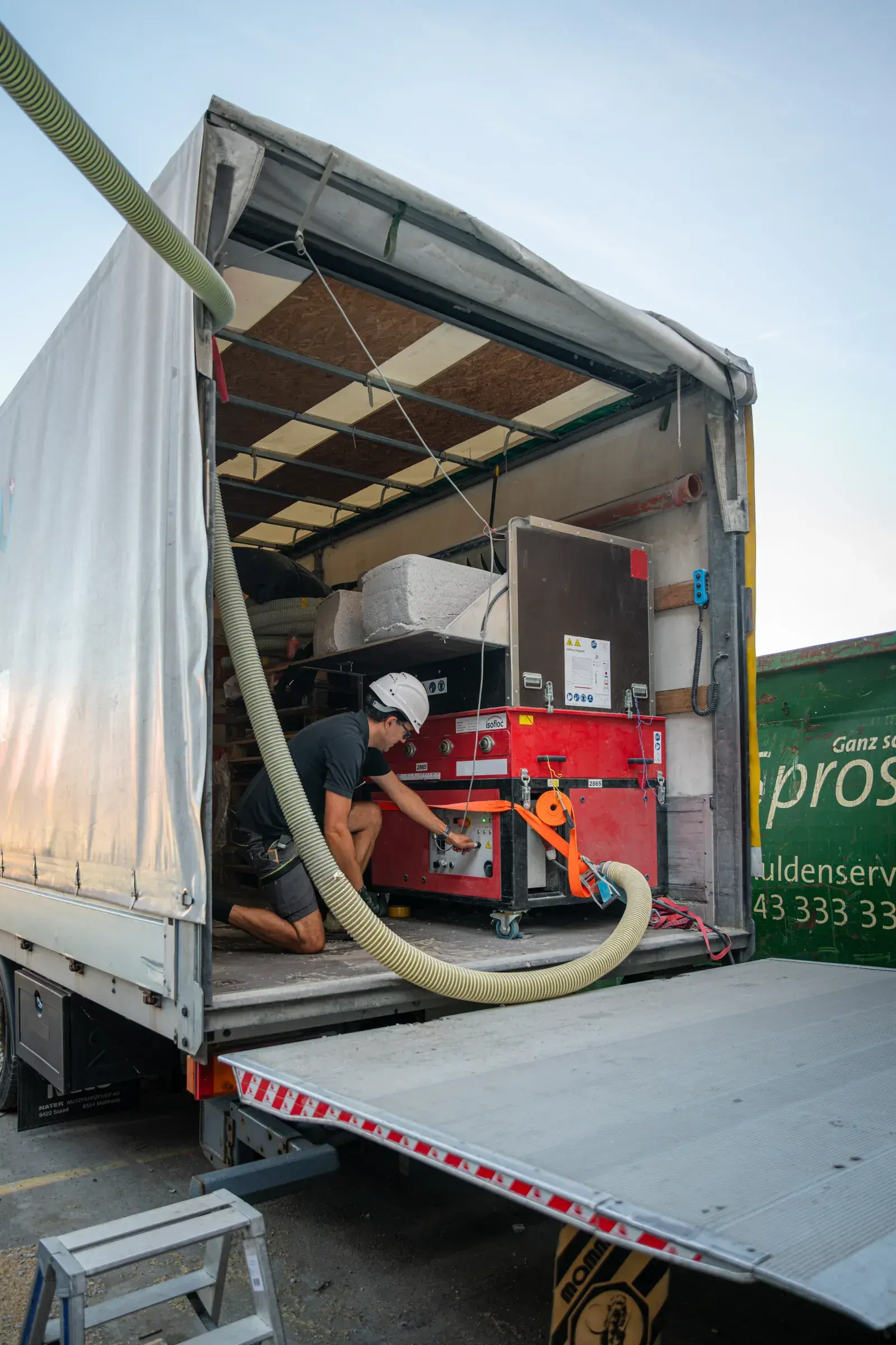 Machine à insuffler isofloc dans le camion, prête à être livrée sur le chantier