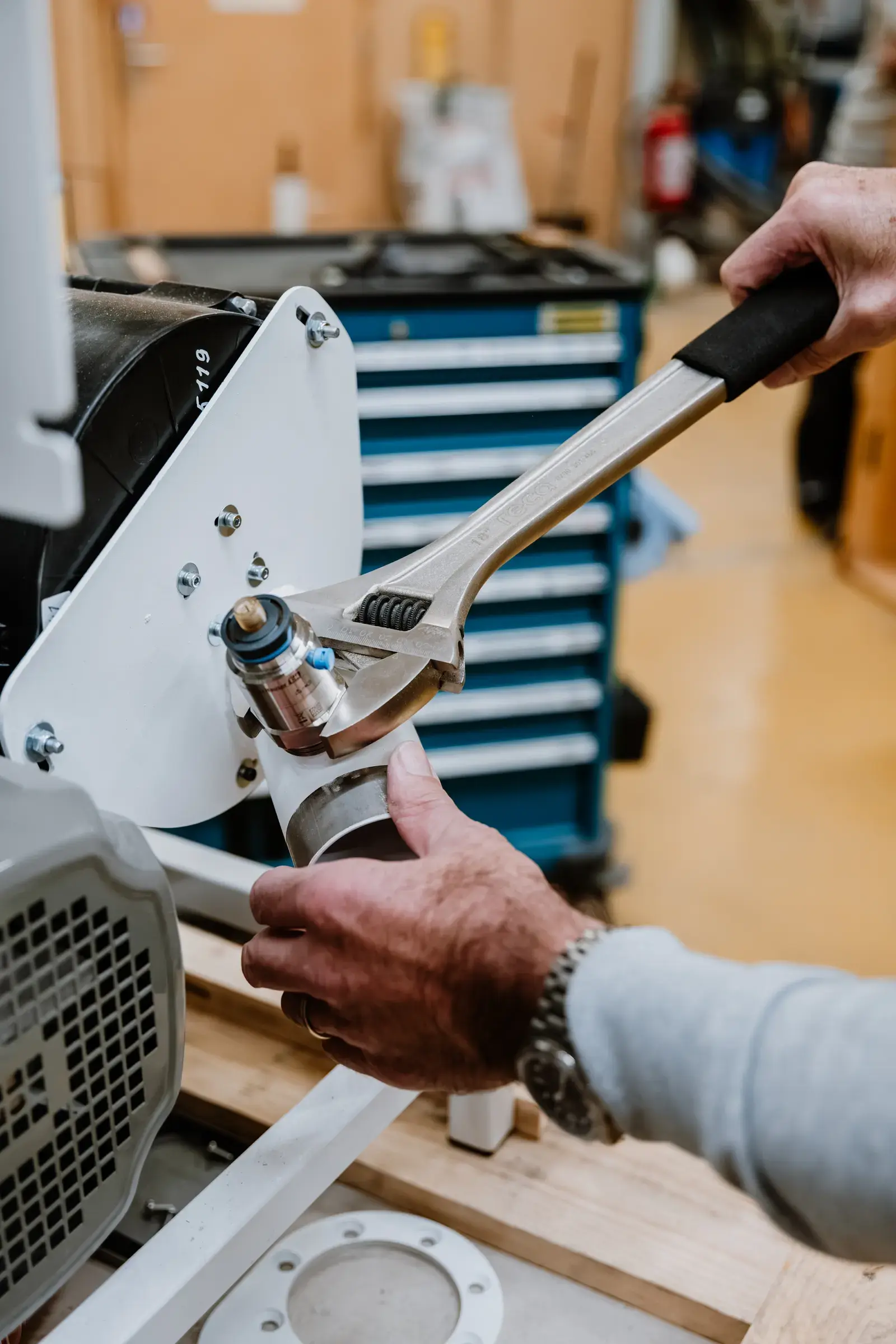 isofloc Techniker bei Wartung und Service einer Einblasmaschine
