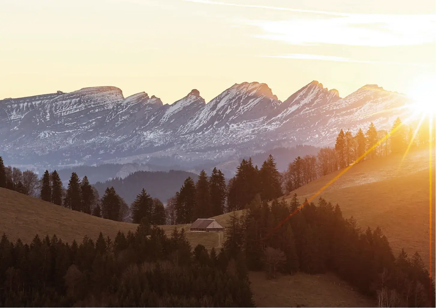 Blick aufs Toggenburg mit Säntis im Morgenlicht – Heimat der isofloc AG