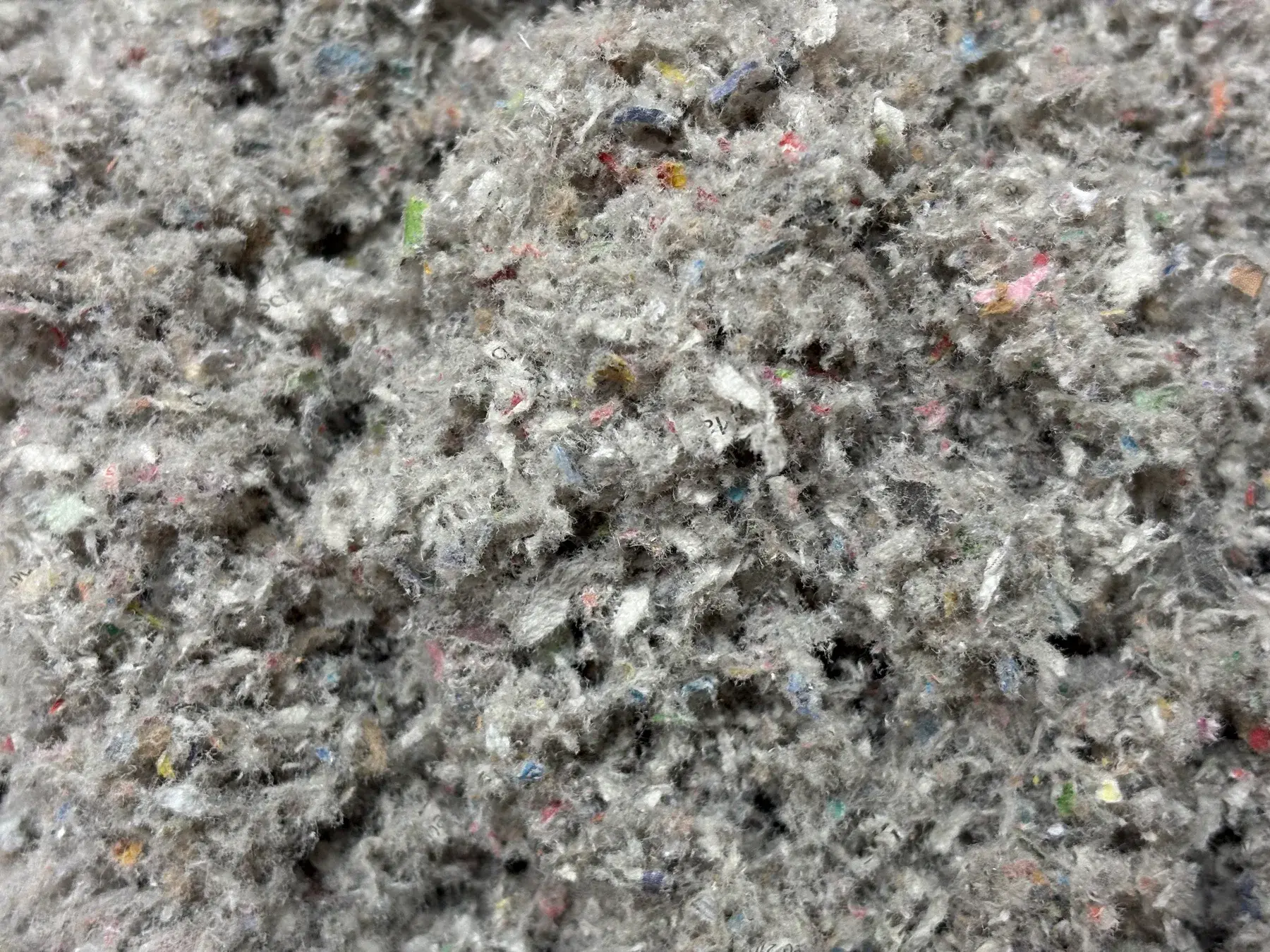 Nahaufnahme von isofloc Zellulosedämmung — recycelte Papierfasern als nachhaltiger Dämmstoff