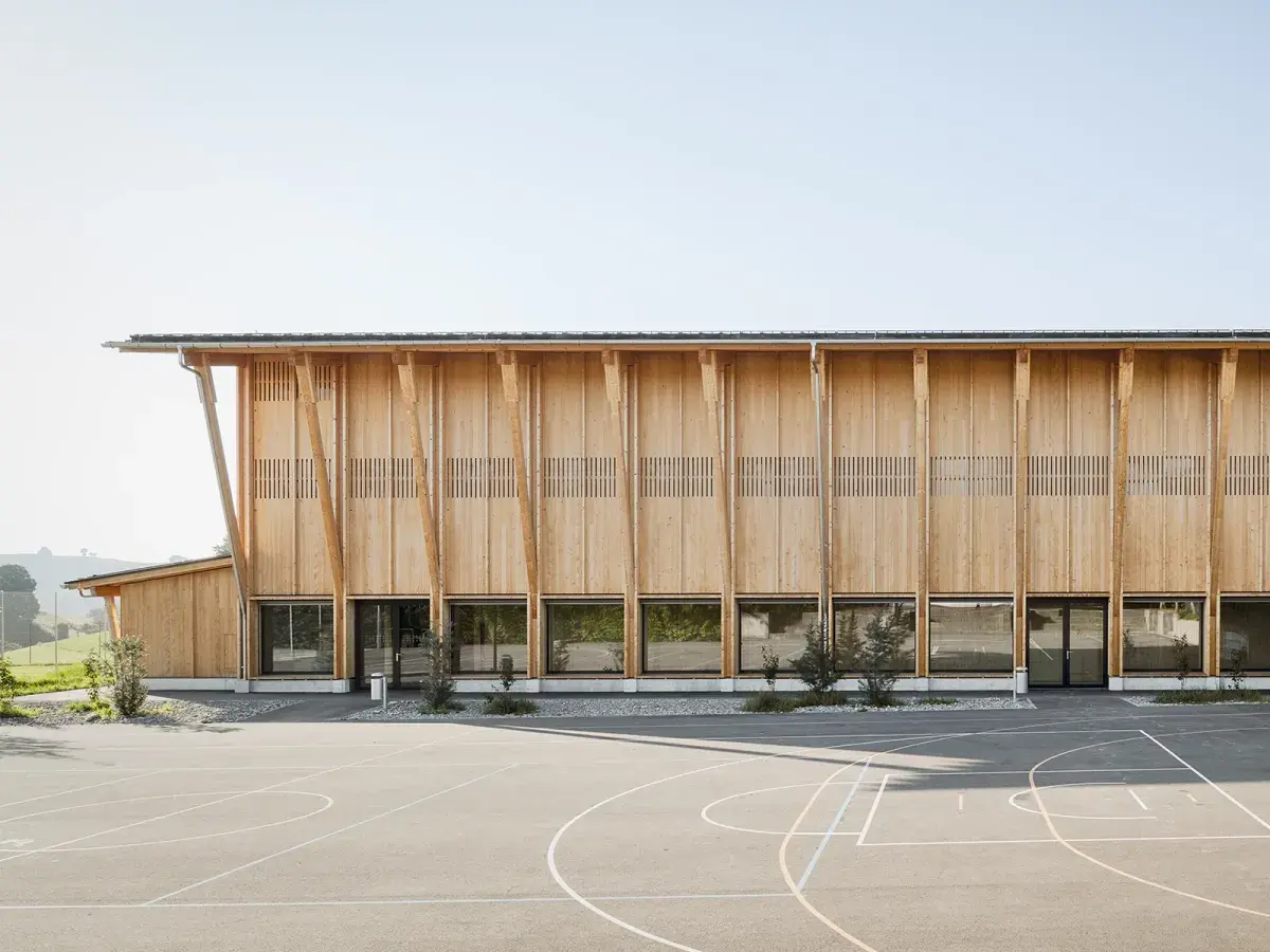 Doppia palestra Biglen con facciata in legno