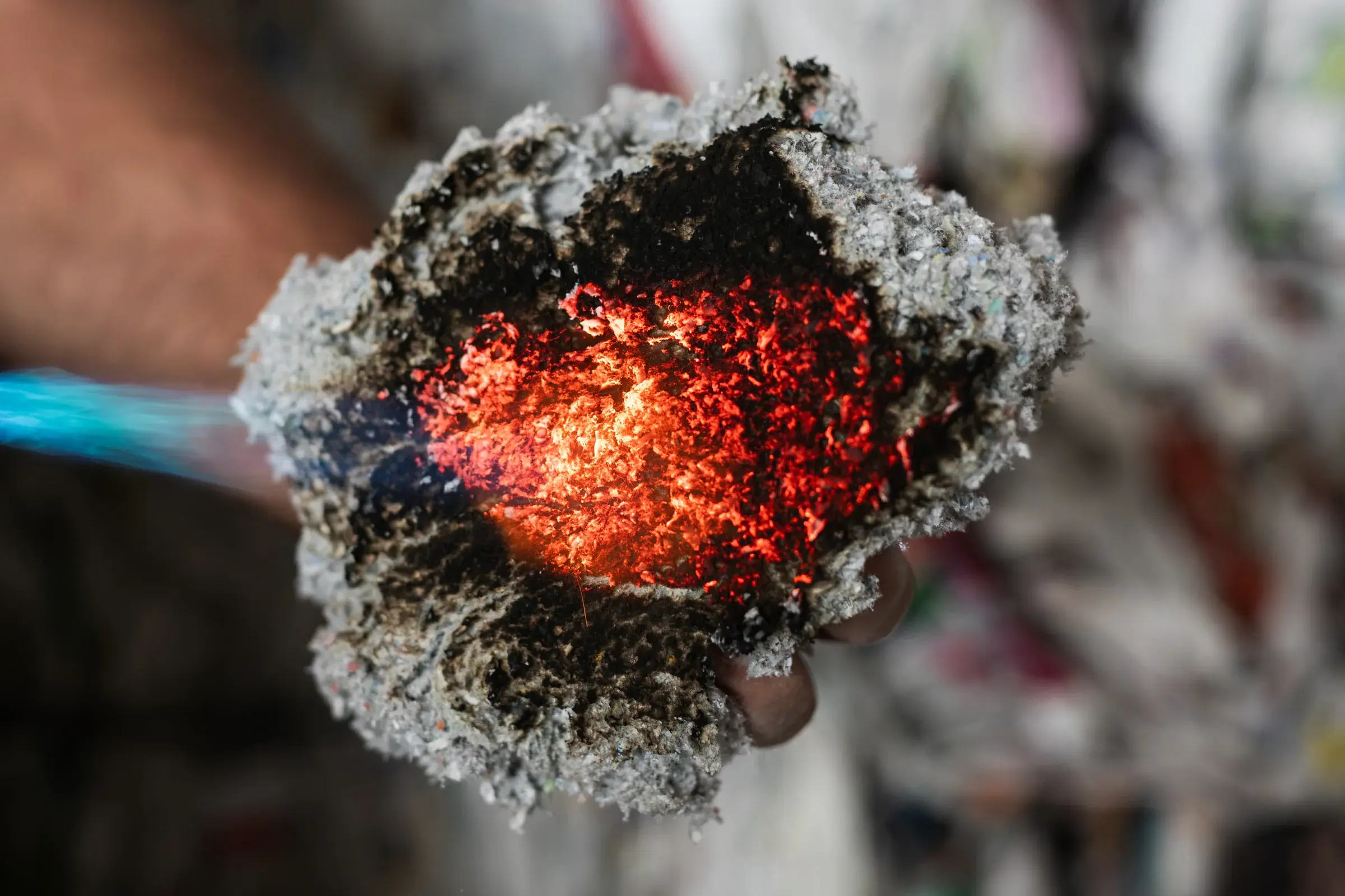 Zellulosedämmung mit easyfloc protect unter Flammeneinwirkung im Brandversuch