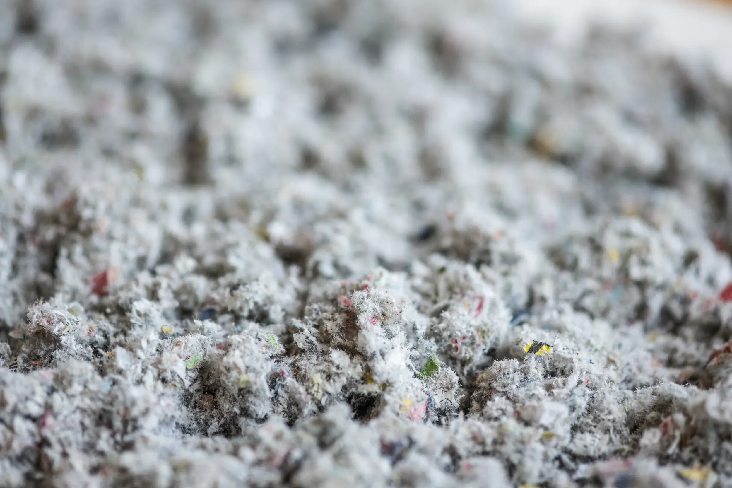 Nahaufnahme von isofloc LM Zellulosedämmung mit ecoBasis-Zertifizierung